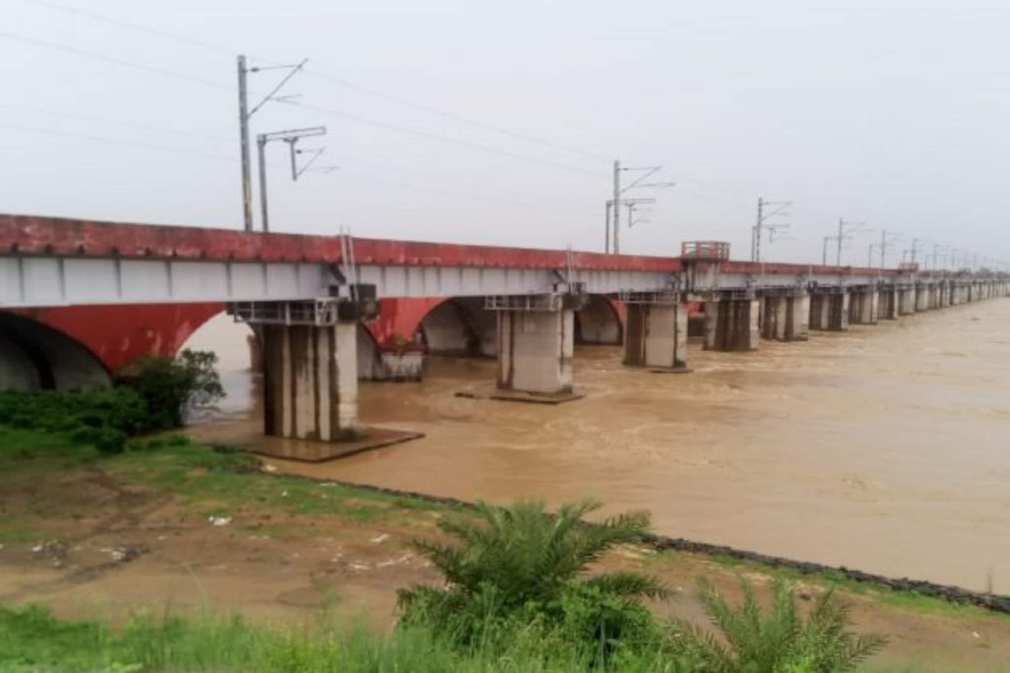জল ছাড়ার পরিমাণ বাড়ছে, ফুঁসছে ভাগীরথী,অজয়, দামোদর