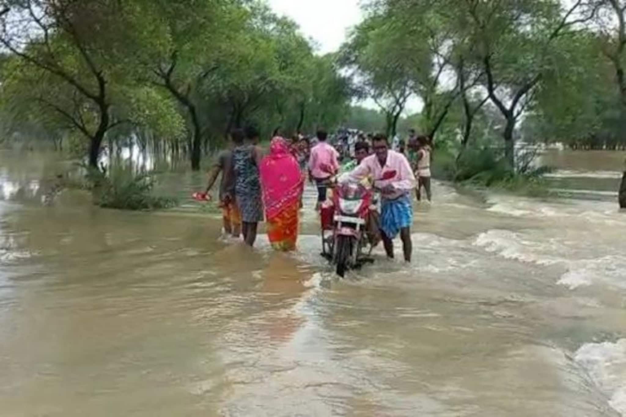 বাঁধে ফাটল, নদীর জল উপচে প্লাবিত আউসগ্রামের বিস্তীর্ণ এলাকা