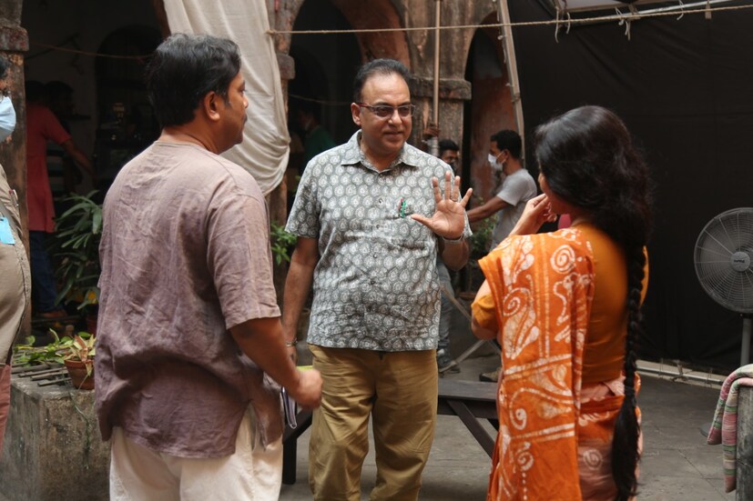সাহিত্যিক মহাশ্বেতা দেবীর জীবন ও তাঁরই লেখা, গল্পকথা মিশে যাবে সেলুলয়েডের পর্দায়। তাঁকে নিয়ে তৈরি হচ্ছে ছবি। ছবির নাম ‘মহানন্দা’। পরিচালনার দায়িত্ব নিয়েছেন অরিন্দম শীল। মহাশ্বেতা দেবীর চরিত্রে অভিনয় করছেন গার্গী রায় চৌধুরী ও বিজন ভট্টাচার্য-এর ভূমিকায় রয়েছেন দেবশংকর হালদার। 
