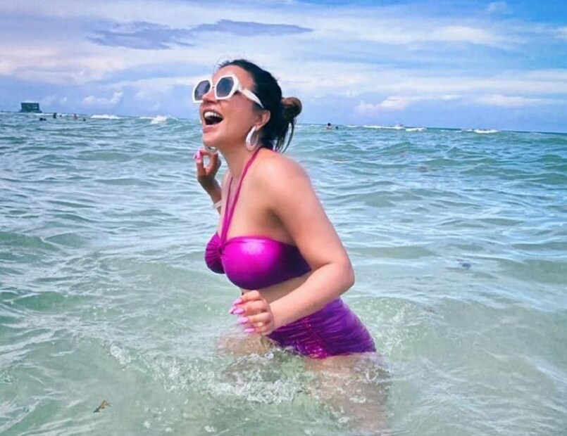 তবে এই সময় শ্যামা রয়েছেন ছুটিতে। সমুদ্রের সঙ্গে তাঁর এক নিজস্ব বোঝাপড়া রয়েছে। সোশ্যাল মিডিয়ায় ছবি শেয়ার করে শ্যামা লেখেন, সমুদ্র আমার প্রিয় বন্ধু, যার সঙ্গে আমি ঘণ্টার পর ঘণ্টা কাটাতে পারি। photo source Instagram 