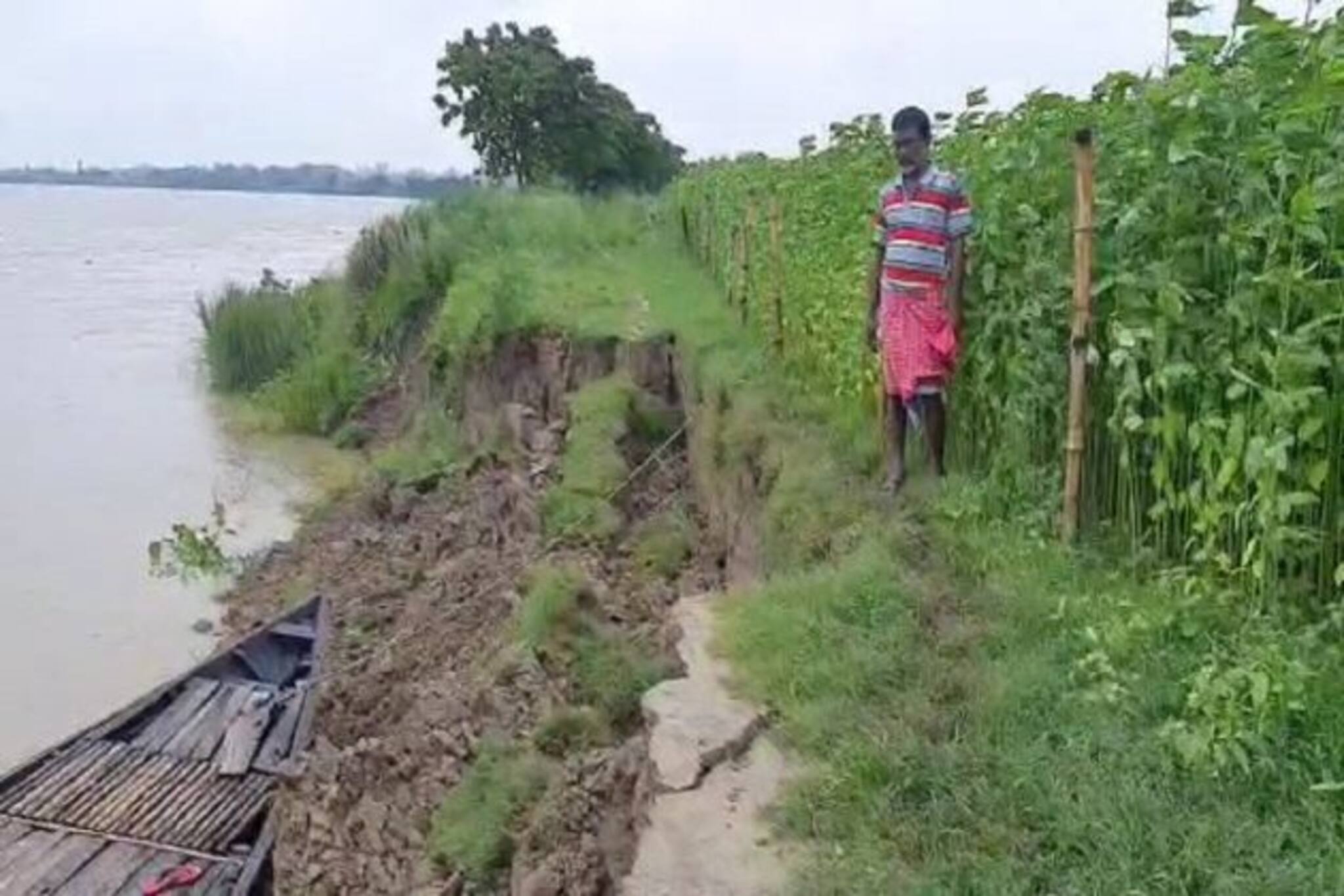 ফুঁসছে ভাগীরথী, ভাঙনের গ্রাসে পূর্বস্থলীর জালুইডাঙা