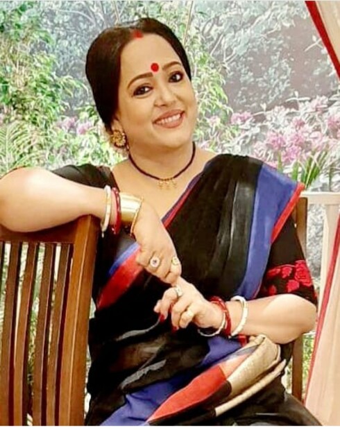 • গত বছর লকডাউনের পর যখন আনলক হয়, সেই সময় মুক্তি পেয়েছিল মৈনাক ভৌমিকের 'চিনি'। সেই ছবিতেও ছিলেন অপরাজিতা আঢ্য। এই বারও পরিবেশ একটু স্বাভাবিক হওয়ায় ছবি করার সিদ্ধান্ত নিলেন মৈনাক।