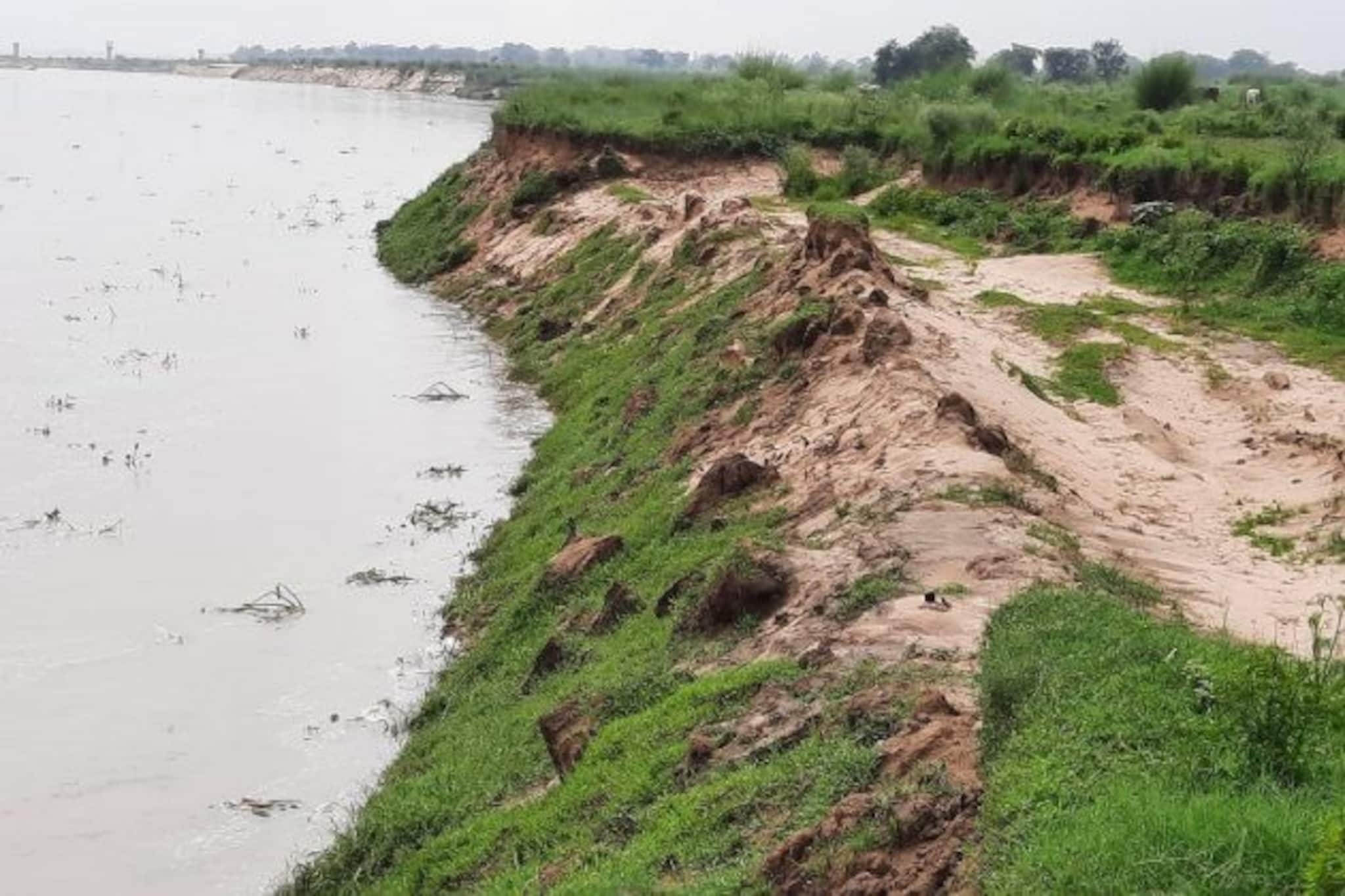 বালি মাফিয়াদের দৌরাত্ম্য, দামোদরের ভাঙনে ফি বছর তলিয়ে যাচ্ছে বিঘের পর বিঘে জমি
