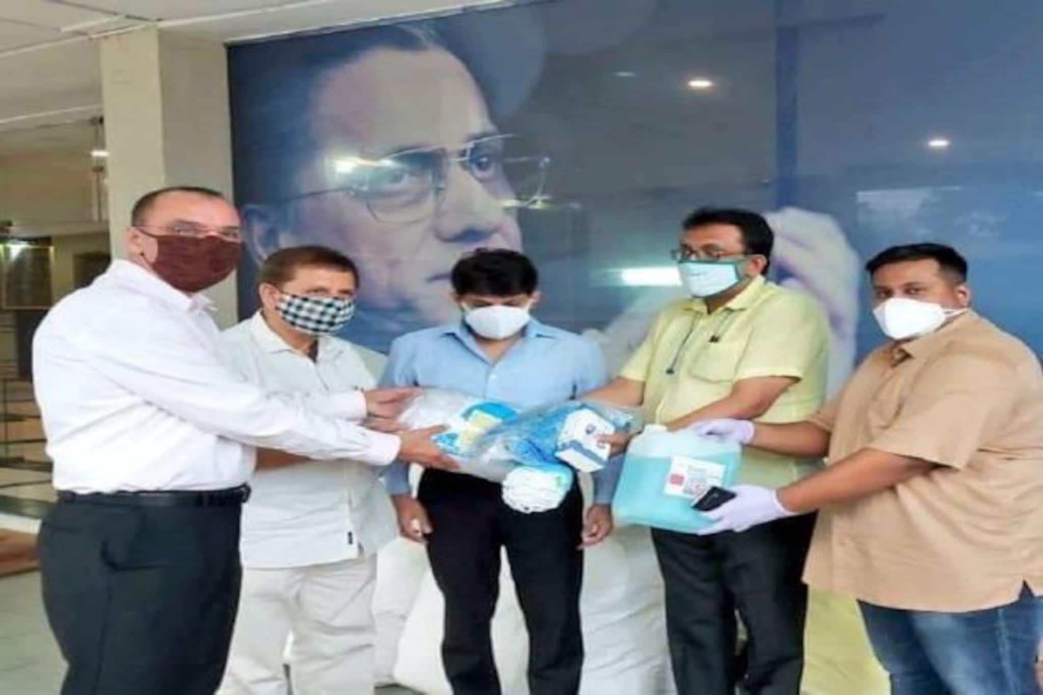 সিএবি কর্তাদের পিপিই, মাস্ক-স্যানিটাইজার দিয়েছিলেন ভুয়ো ভ্যাকসিনম্যান দেবাঞ্জন!