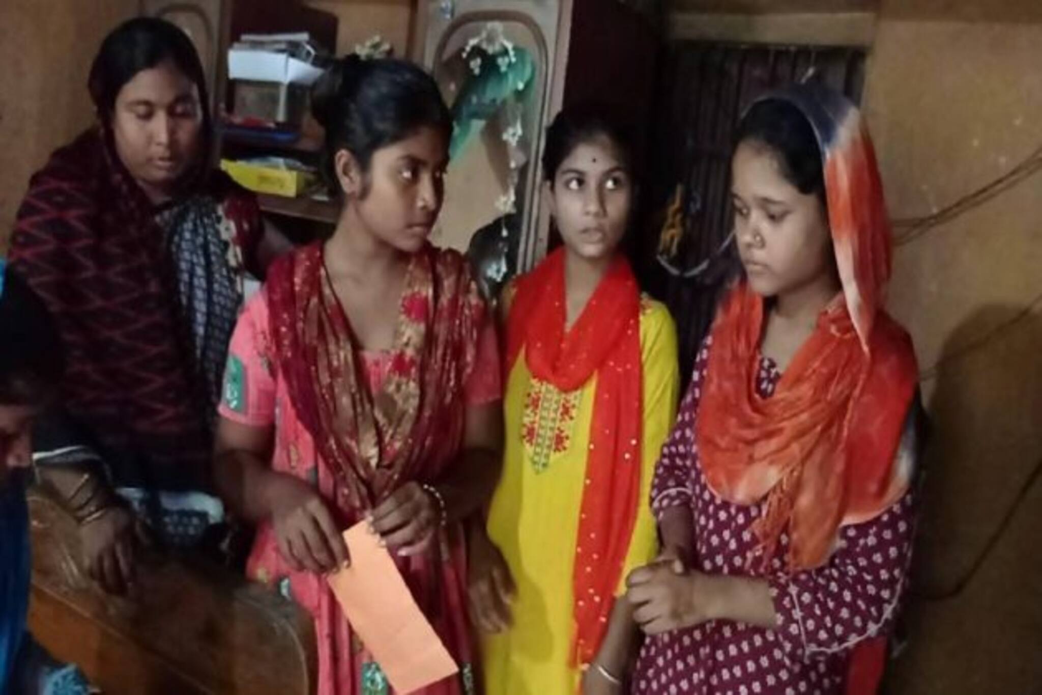 মাথায় হাত আট ছাত্রীর,  মাধ্যমিক পরীক্ষার জন্য নাম পাঠালো না স্কুল, তারপর...