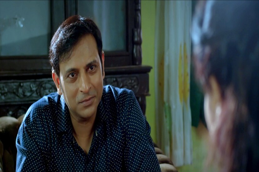 • বাড়িতে বিবাহ যোগ্য কন্যা রয়েছে। ম্যাট্রিমনিয়াল সাইটে পাত্র খুঁজচ্ছেন? তা হলে আপনি দেখে নিন 'অন্তর্দ্বন্দ্ব' ছবিটি। এমনটা ঘটতেই পারে। তবে এই ছবি সত্যি ঘটনার অবিলম্বে তৈরি নয়। ক্লিক-এ মুক্তি পেয়েছে পরিচালক সন্দীপ সরকারের এই থ্রিলর ছবি।