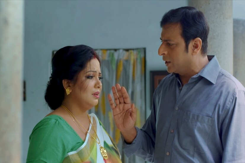 • সলিল ও পাপিয়ার একমাত্র মেয়ে পৃথা। অনেকদিন ধরে পাত্র খুঁজতে খুঁজতে শেষে নামকরা এক ম্যাট্রিমনিয়ালের মাধ্যমে বেঙ্গালুরুতে চাকুরিরত ঋদ্ধিমান চট্টোপাধ্যায়কে পছন্দ হয়। উপযুক্ত জামাই হিসেবে মেনে নেন তাঁরা।