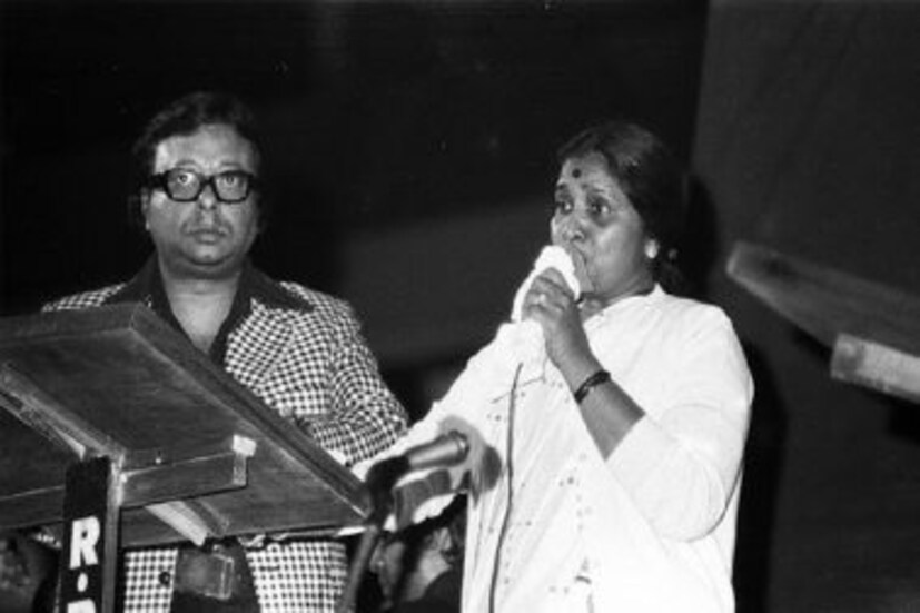 তারও পাঁচ বছর পরে। ১৯৮০-তে বিয়ে হয় সুর-তাল-ছন্দ আশ্রয় করে বেঁচে থাকা দুই শিল্পীর। রাহুল-আশা গানের দুনিয়ায় প্রথম তারকা দম্পতি, যাঁরা একসঙ্গে ১৪ বছর বাঁধা ছিলেন গান দিয়ে।