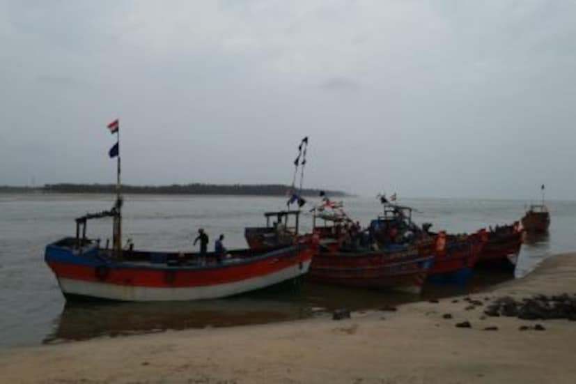 যে কারণে পরিস্থিতি আরও খারাপ হয়েছে। একবার ট্রলার নিয়ে সমুদ্রে মাছ ধরতে গেলে আগে যে পরিমাণ তেলের খরচ হত এ বছর তেলের দাম বাড়ার ফলে অনেক বেশি পরিমাণ টাকা লাগছে। যার ফলে তেল খরচের বেশি পরিমাণ মাছ ধরতে পারলে তবেই লাভের মুখ দেখা যাবে বলছেন ট্রলার মালিকরা। যা খুবই কঠিন বলে দাবি তাঁদের। তার কারণ, পারাদ্বীপ লাগোয়া সমুদ্রের যে অঞ্চল মাছের মুক্ত অঞ্চল বলা হয়, সেখানে এই সময়ে ওড়িশা, দক্ষিন পরগণা এবং পূর্ব মেদিনীপুর মিলে হাজার হাজার ট্রলার ফিশিং-এ নামার ফলে মাছ জালে ভাগাভাগি হয়েই যা আশানুরূপ হয়ে ওঠে না বলেই মৎস্যজীবীদের দাবি। 