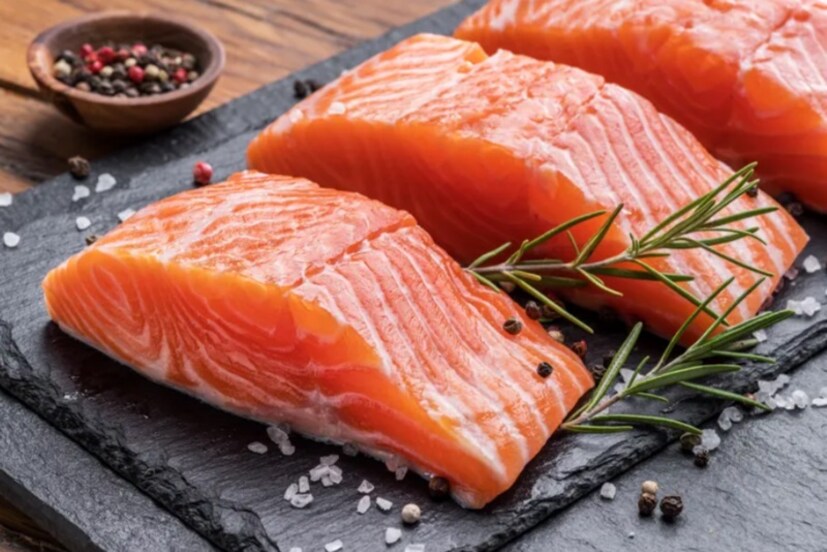 তৈলাক্ত মাছ (Oily Fish) তৈলাক্ত মাছ ওমেগা ৩ (omega-3) ফ্যাটি অ্যাসিডের উৎস। যা শিশুদের মস্তিষ্কের বিকাশ এবং স্বাস্থ্যের জন্য উপকারী। স্যামন, ম্যাকারেল, তাজা টুনা, ট্রাউট, সার্ডিন এবং হারিং জাতীয় মাছে ওমেগা ৩ ফ্যাটি অ্যাসিডের পরিমাণ বেশি থাকে এবং এগুলি সপ্তাহে একবার খাওয়া উচিত। যেসব শিশু ওমেগা ৩ ফ্যাটি অ্যাসিড বেশি গ্রহণ করে, তারা তীক্ষ্ণ বুদ্ধিসম্পন্ন হয়।