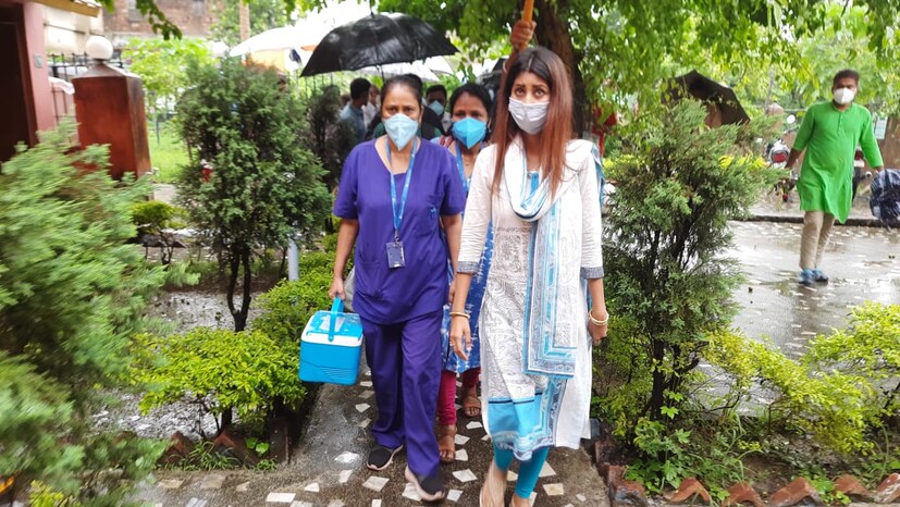 এর ফলে উপকৃত হবেন এই এলাকার বয়স্ক মানুষজন। প্রকল্পের প্রাথমিক লক্ষ্য হিসেবে সোনারপুরের পুর ও গ্রামীণ এলাকার বৃদ্ধাশ্রমগুলিতে গিয়ে ভ্যাকসিন দেওয়া হয়। এলাকার ১০টি বৃদ্ধাশ্রমের ২০০ জন আবাসিককে প্রথম দিনেই ভ্যাকসিন দেওয়ার উদ্যোগ নেওয়া হয়েছে। আগামী দিনে আবেদনের ভিত্তিতে এলাকাভিত্তিক বাড়ি বাড়ি গিয়ে ভ্যাকসিন নেওয়ার কাজ হবে বলে জানান বিধায়ক। শুধুমাত্র বয়স্করাই পাবেন এই পরিষেবা। 