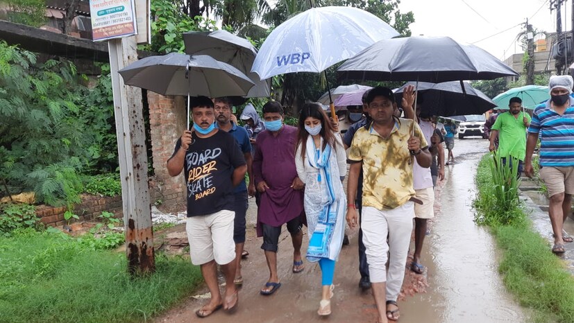 রাজপুর, সোনারপুর পুরসভার ১৫ ও ১৭ নম্বর ওয়ার্ডের জলমগ্ন এলাকা পরিদর্শন করলেন বিধায়ক। এই এলাকার নিকাশি ব্যবস্থার পরিকাঠামো উন্নত করার ব্যাপারে আশ্বাস দিয়েছেন তিনি। সোনারপুরে দুয়ারে ভ্যাকসিন পরিষেবা চালু করেন বিধায়ক লাভলি মৈত্র। একটি বেসরকারি হাসপাতালের সহযোগিতায় এই প্রকল্প চালু করা হয়।