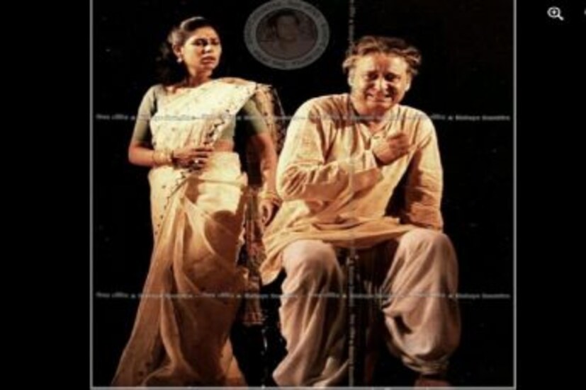 সৌমিত্রের মৃত্যুর পরই পৌলমী বসু জানিয়েছিলেন, সৌমিত্র-স্মৃতিভাঁড়ার বা আর্কাইভ সাজিয়ে তুলতে চান তিনি। সৌমিত্রের দীর্ঘ রোগভোগ পর্বেই এই সঙ্কল্পে স্থিত হয়েছিলেন তিনি। সৌমিত্রের লেখা, আঁকা, নানা সময়ের ডায়েরি, সিনেমার চিত্রনাট্যের কপিতে নিজের জন্য নেওয়া 'নোট'-- সব কিছুতেই থাকতে পারে ইতিহাসের উপাদান। সৌমিত্র চট্টোপাধ্যায় যে মূর্তিমান ইতিহাসের একটি অধ্যায়, সেটা বুঝেই সুবিন্যস্ত আর্কাইভের দরকার বলে পৌলমীর অভিমত।