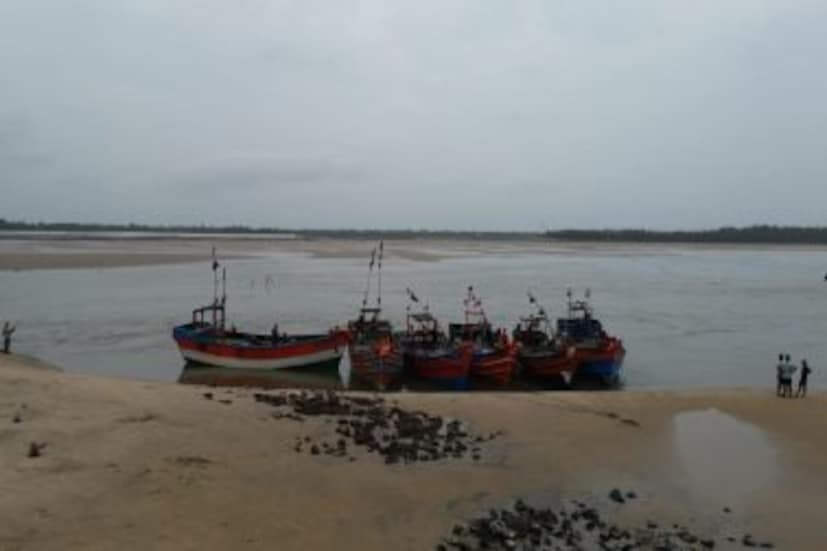 জ্বালানির দাম বাড়তে থাকায় ট্রলারের জন্য খরচও বাড়ছে। তাই এই সংকট বলে হতাশা বাড়ছে সামুদ্রিক মৎস্যজীবীদের। তবে এভাবে বেশ কিছুদিন চললে হাজার হাজার মৎস্যজীবীরা কর্মহীন হয়ে পড়বে এই ভরা সিজনেই, আশঙ্কায় দিন কাটাচ্ছেন দিঘা-শংকরপুরের মৎস্যজীবী সংগঠনের কর্মকর্তারা। ছবি ও তথ্য-- সুজিত ভৌমিক।