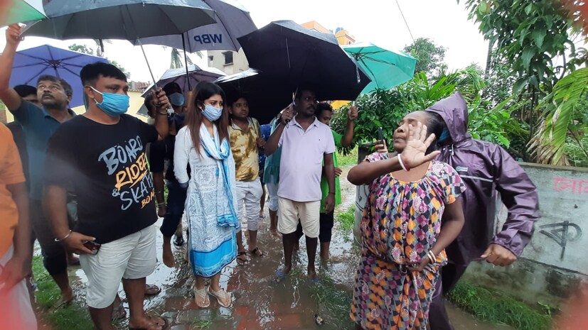  জলে নেমে স্থানীয় বাসিন্দাদের সঙ্গে কথা বললেন। এলাকার বাসিন্দারা বিধায়ককে হাতের কাছে পেয়ে জল নিকাশি ব্যবস্থা উন্নত করার দাবি জানান। অনেক জায়গাতেই ড্রেনেজ সিস্টেম নেই বলে স্থানীয় বাসিন্দাদের অভিযোগ। এই বিষয়ে দ্রুত পদক্ষেপ নেওয়ার আশ্বাস দিয়েছেন তিনি। আপাতত বিভিন্ন জায়গায় পাম্প বসিয়ে জল নামানোর চেষ্টা করা হচ্ছে পুরসভার পক্ষ থেকে। 