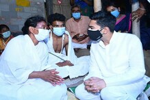 মৃতের শিশুপুত্রকে বুকে টেনে নিলেন, বজ্রাঘাতে মৃতদের পরিবারের কাছে অভিষেক মৃতের শিশুপুত্রকে বুকে টেনে নিলেন, বজ্রাঘাতে মৃতদের পরিবারের কাছে অভিষেক