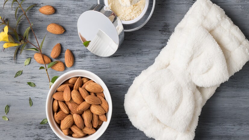 • Almonds (আমন্ড)- প্রচুর ভিটামিন আর পুষ্টি সমৃদ্ধ থাকে আমন্ডে । থাকে প্রচুর পরিমাণে ফাইবার, ভিটামিন ই । হাড়ের যত্ন নিতে সাহায্য করে আমন্ড ।