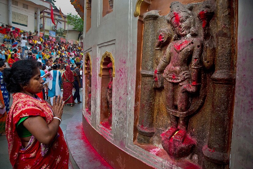 • লোকবিশ্বাস মতে, আষাঢ় মাসে মৃগ শিরা নক্ষত্রের তিনটি পদ শেষ হলে পৃথিবী বা ধরিত্রী মা ঋতুময়ী হয়। এই সময়টিতে অম্বুবাচী পালন করা হয়। বাঙলা প্রবাদে রয়েছে ‘কিসের বার কিসের তিথি, আষাঢ়ের সাত তারিখ অম্বুবাচী।’ এ দিন থেকেই হয় অম্বুবাচী শুরু। জ্যোতিষ শাস্ত্রে বলা হয়েছে, সূর্য যে বারের যে সময়ে মিথুন রাশিতে গমন করেন, তার পরবর্তী সেই বারের সেই কালে অম্বুবাচী হয়। অর্থাৎ, পৃথিবী এই সময়ে ঋতুমতী হন। অম্বুবাচীর সময় ভুলেও এই কাজ গুলো করবেন না, চরম অনর্থ হবে । এ বছর অম্বুবাচী শুরু আগামিকাল, মঙ্গলবার, ২২ জুন থেকে ।