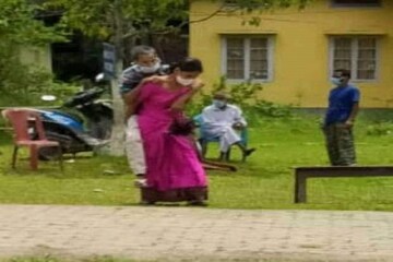 করোনা আক্রান্ত শ্বশুরকে পিঠে করে চিকিৎসার উদ্দেশে রওনা বউমার, মারণ ভাইরাসের কবলে করোনা আক্রান্ত শ্বশুরকে পিঠে করে চিকিৎসার উদ্দেশে রওনা বউমার, মারণ ভাইরাসের কবলে