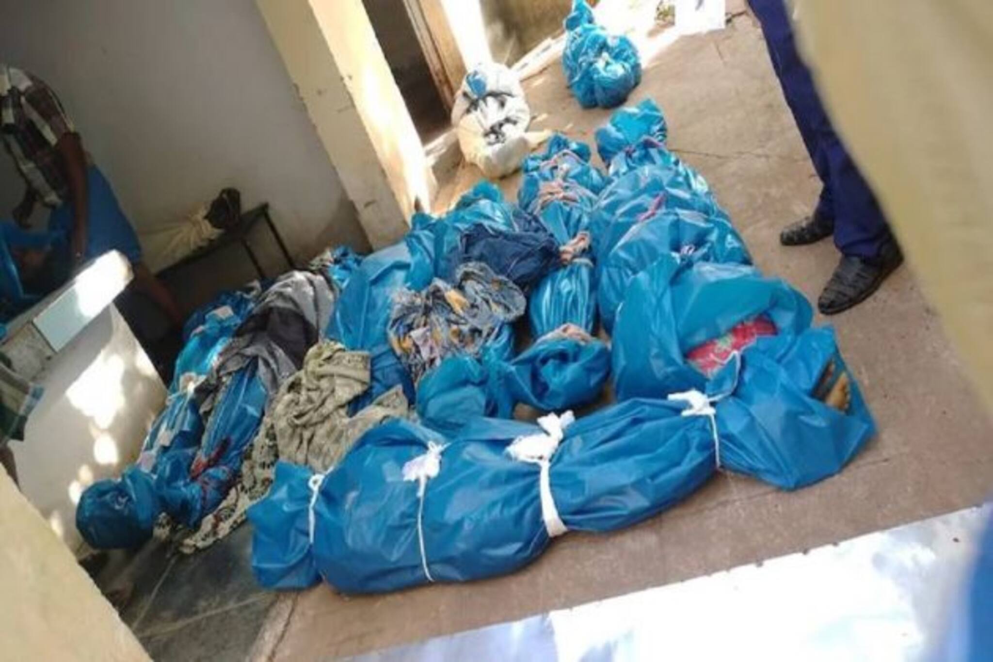 Covid Horror: হাসপাতালের মর্গে কোভিড-মৃতদের স্তুপ, ঘরের মানুষকে খুঁজে নিতে হবে আত্মীয়দেরই!