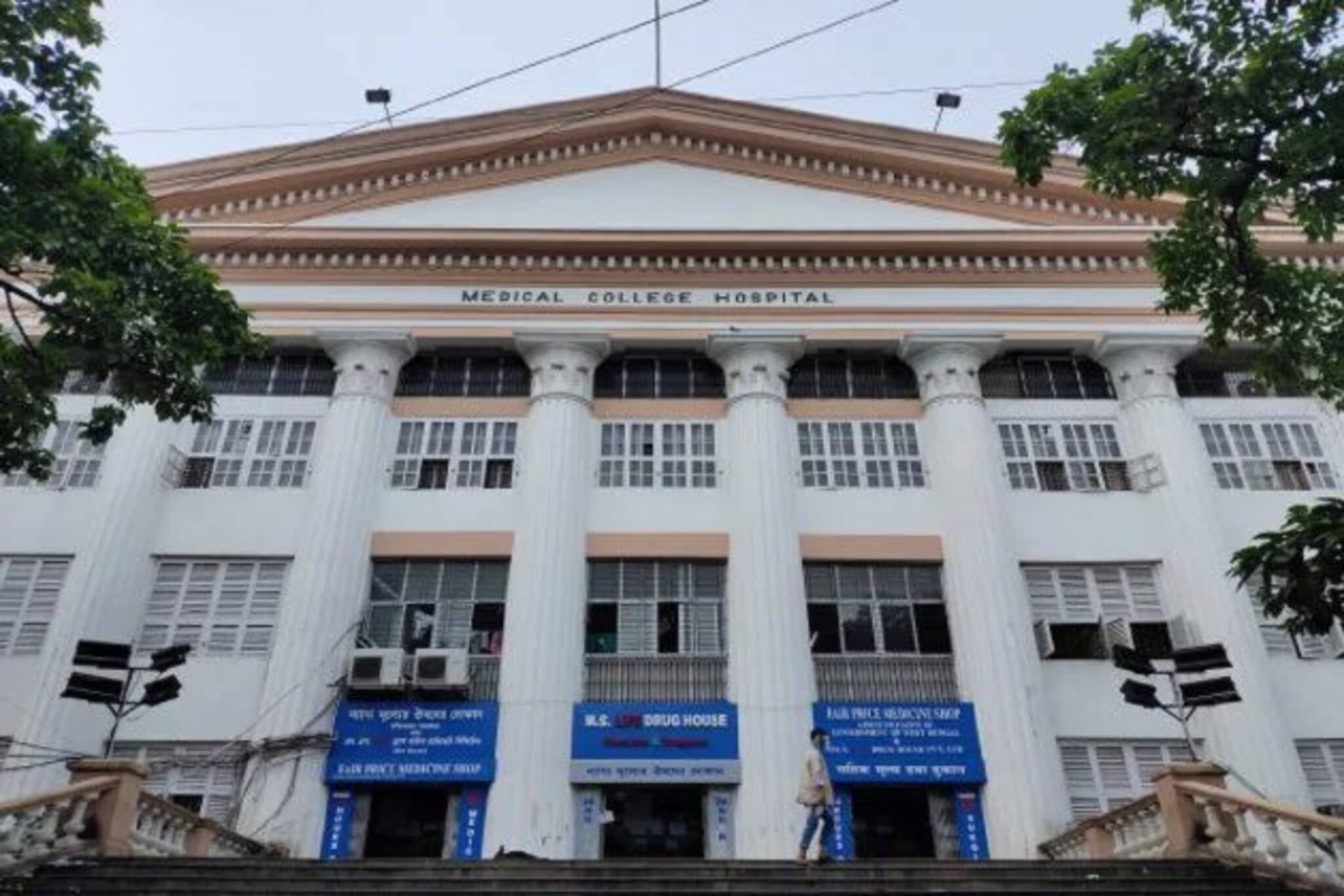 কোভিডের লক্ষ লক্ষ টাকার জীবনদায়ী ইঞ্জেকশান চুরির অভিযোগ মেডিক্যাল কলেজে! শোরগোল...