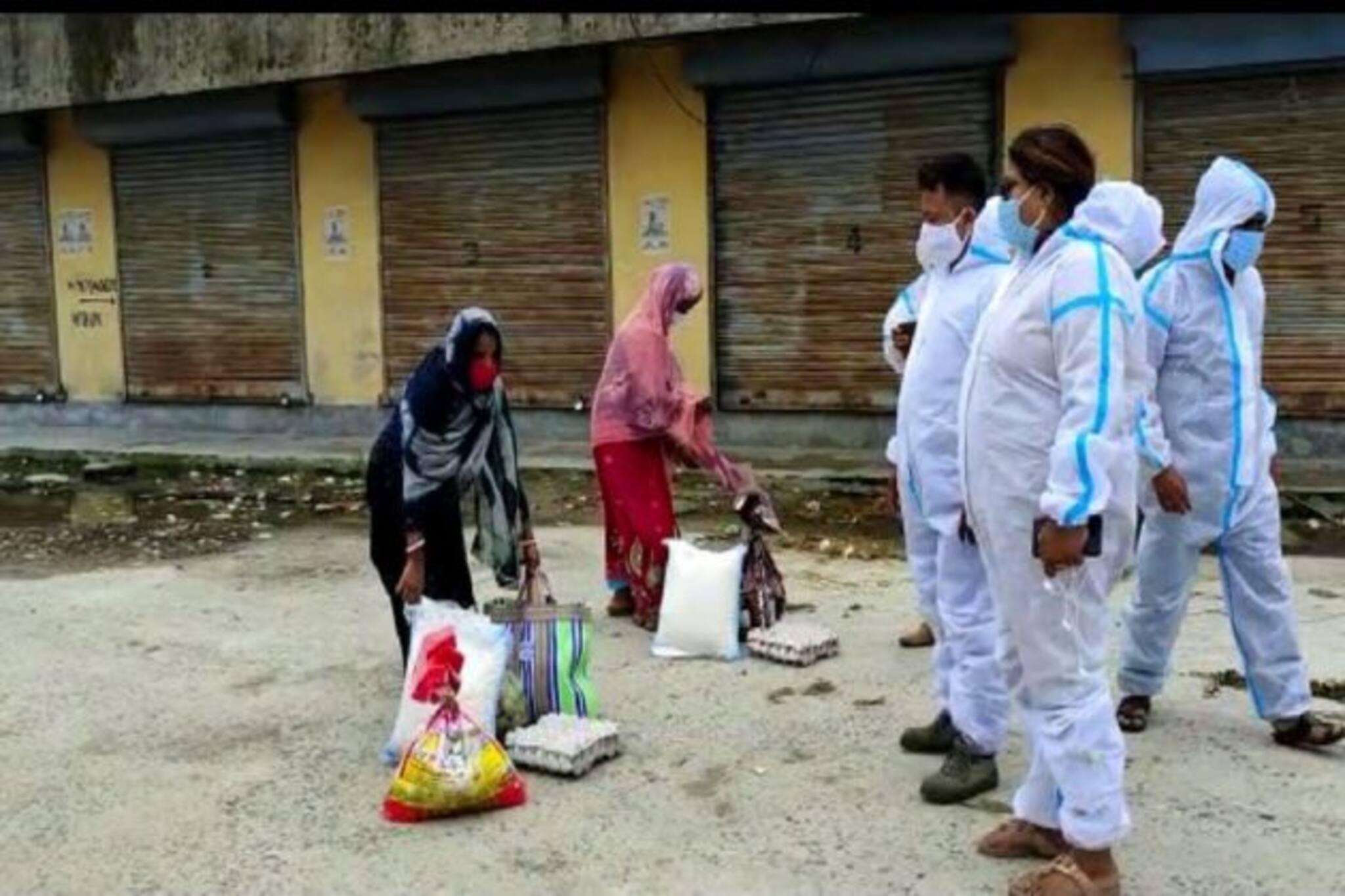 করোনায় আক্রান্ত যৌন কর্মীদের ১মাসের খাদ্য সামগ্রী তুলে দিলেন সমাজকর্মীরা