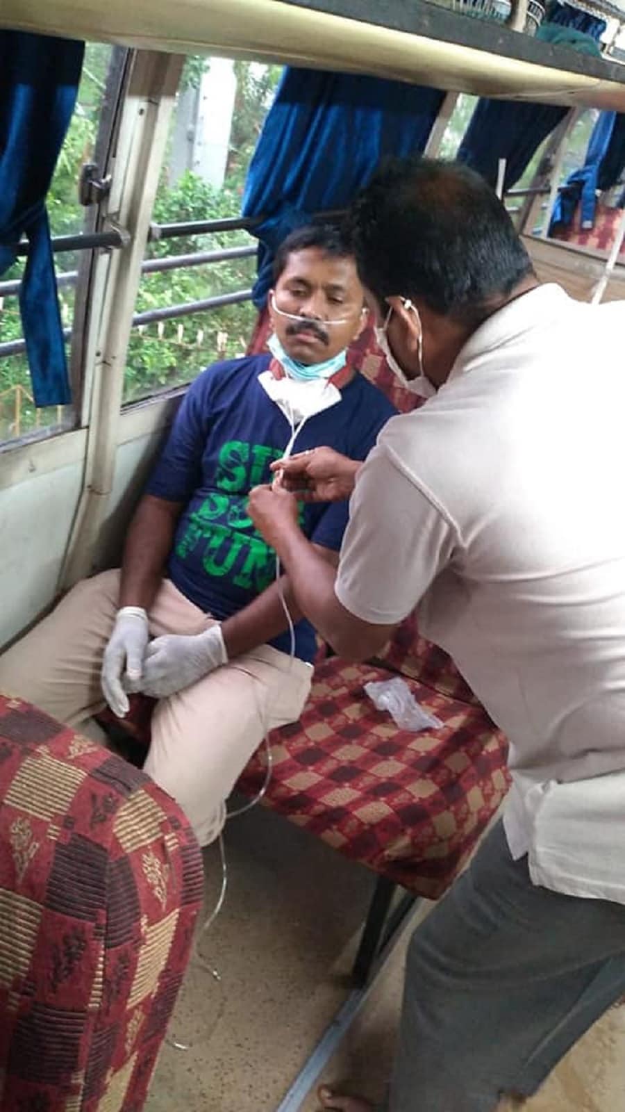 রোগী করোনা আক্রান্ত। হাসপাতালে বেড নেই। অক্সিজেন দরকার পাশে আছে o2কু সবার বাস। অক্সিজেন পাওয়া যাবে এখানে। photo source Facebook রোগী করোনা আক্রান্ত। হাসপাতালে বেড নেই। অক্সিজেন দরকার পাশে আছে o2কু সবার বাস। অক্সিজেন পাওয়া যাবে এখানে। photo source Facebook