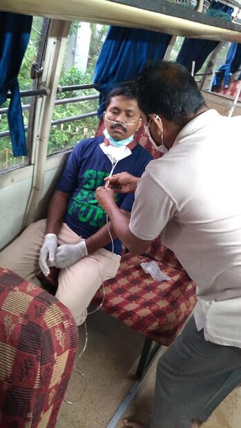 রোগী করোনা আক্রান্ত। হাসপাতালে বেড নেই। অক্সিজেন দরকার পাশে আছে o2কু সবার বাস। অক্সিজেন পাওয়া যাবে এখানে। photo source facebook  
