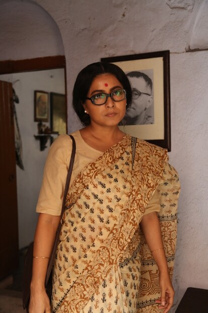 বুধবার থেকে শুরু হল ছবির শুটিং। দক্ষিণ কলকাতার ২৩ পল্লীর কাছে পড়ল শুটিংয়ের যাবতীয় সরঞ্জাম। আবার সেটে ফিরলেন মহাশ্বেতা দেবী (গার্গী রায়চৌধুরি) এবং বিজন ভট্টাচার্য (দেবশঙ্কর হালদার)।