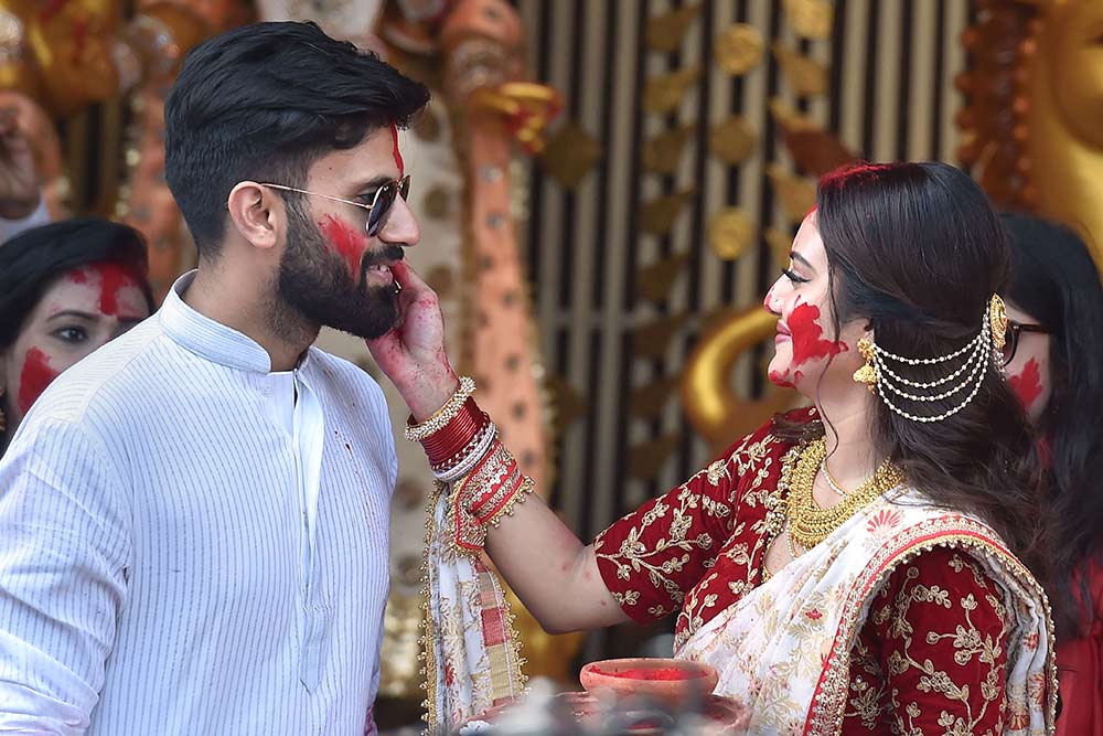 • এ দিকে নুসরতের বর্তমান স্বামী নিখিল জৈন সংবাদ মাধ্যমের সামনে জানিয়েছেন, তিনি এ ব্যাপারে কিছুই জানেন না । এমনকি ওই সন্তানের পিতৃত্বও অস্বীকার করেছেন তিনি । বরং নুসরতের গর্ভবতী হওয়ার খবরে তিনি নিজেই বিষ্মিত বলে দাবি করেছেন নিখিল । • এ দিকে নুসরতের বর্তমান স্বামী নিখিল জৈন সংবাদ মাধ্যমের সামনে জানিয়েছেন, তিনি এ ব্যাপারে কিছুই জানেন না । এমনকি ওই সন্তানের পিতৃত্বও অস্বীকার করেছেন তিনি । বরং নুসরতের গর্ভবতী হওয়ার খবরে তিনি নিজেই বিষ্মিত বলে দাবি করেছেন নিখিল ।
