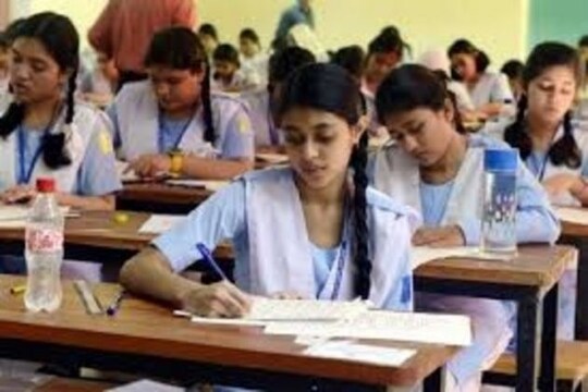 মাধ্যমিকের মতোই এবার বাতিল একাদশের পরীক্ষাও। প্রতীকী চিত্র