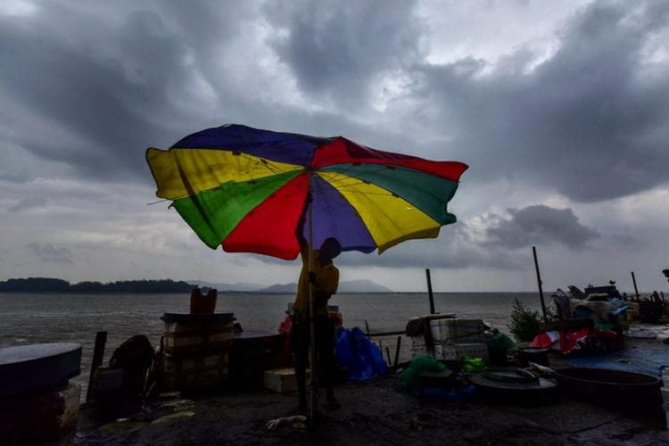 • বর্ষার আগমণের জেরে উত্তরবঙ্গে টানা ৪৮ ঘণ্টা টানা বৃষ্টিপাত চলতে পারে । দক্ষিণবঙ্গেও বিক্ষিপ্ত বৃষ্টি হবে বলে জানা গিয়েছে । • বর্ষার আগমণের জেরে উত্তরবঙ্গে টানা ৪৮ ঘণ্টা টানা বৃষ্টিপাত চলতে পারে । দক্ষিণবঙ্গেও বিক্ষিপ্ত বৃষ্টি হবে বলে জানা গিয়েছে ।