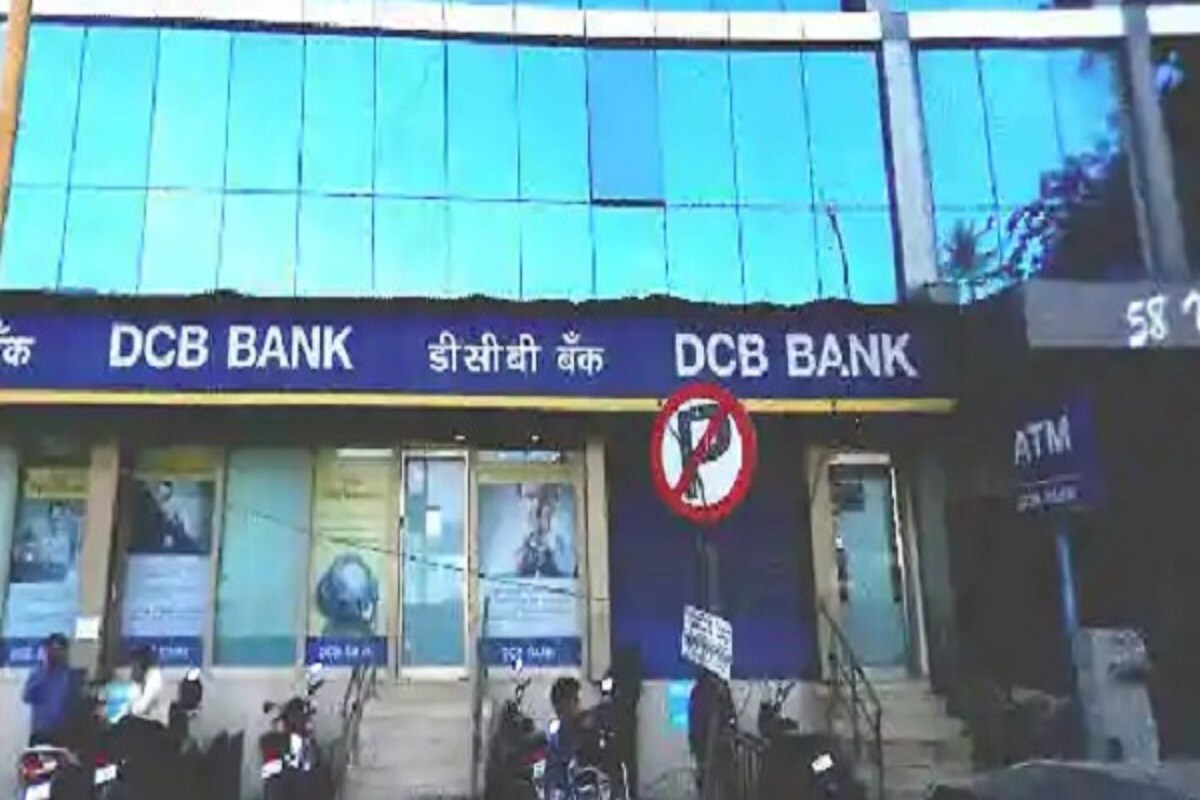 ডিসিবি ক্যাশব্যাক অ্যাকাউন্টের গ্রাহকদের প্রতি ত্রৈমাসিকে গড়ে ৫০ হাজার টাকা করে অ্যাকাউন্টে রাখতে হবে ৷ প্রতীকী ছবি ৷ ডিসিবি ক্যাশব্যাক অ্যাকাউন্টের গ্রাহকদের প্রতি ত্রৈমাসিকে গড়ে ৫০ হাজার টাকা করে অ্যাকাউন্টে রাখতে হবে ৷ প্রতীকী ছবি ৷