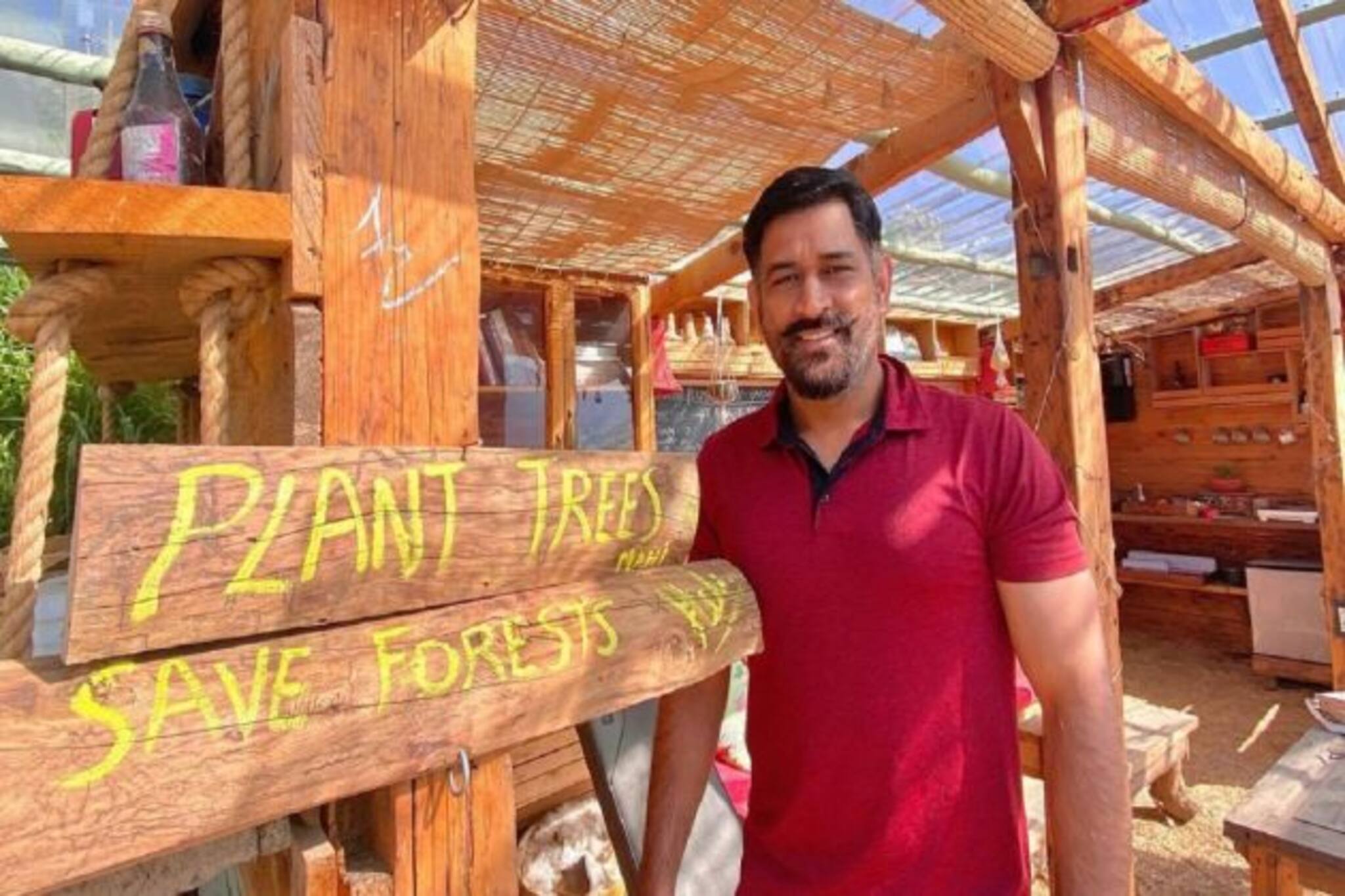 সিমলার ক্যাফেতে দাঁড়িয়ে ধোনি, ছবি দেখেই বিস্ফোরণ সোশ্যাল মিডিয়ায়, কেন ?