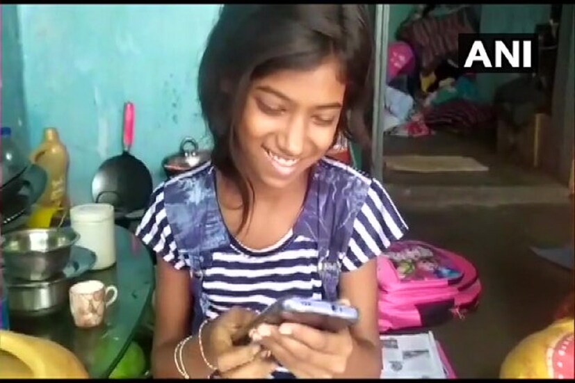 একটি মেয়ে আম বিক্রি করছিল৷ মাত্র ১১ বছরের ওই বালিকা কেন আম বিক্রি করচে জানতে চান মুম্বইয়ের এক ব্যবসায়ী৷ তারপর তিনি ওই মেয়েটির থেকে ১০ হাজার টাকা দিয়ে ১২ টি আম কিনে নেন৷ তারজন্য ১.২ লক্ষ টাকা দেন৷  Photo Courtesy- ANI/Twitter 