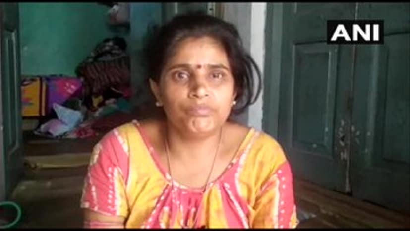 আমিা হেতে ভ্যালুয়েবল এনটারটেনমেন্ট প্রাইভেট লিমিটেড -র উদ্যোগপতি এই সাহায্যের হাত বাড়ানোর সিদ্ধান্ত নেন৷ তিনিই ১০ হাজার টাকা দিয়ে এক একটি আম কিনে মোট ১ লক্ষ ২০ হাজার টাকা দেন৷ Photo Courtesy- ANI/Twitter 