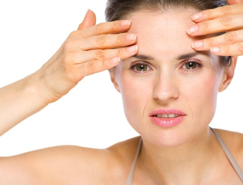 ১. ফোরহেড স্মুদার (Forehead Smoother) এর জন্য আপনার দু'টি হাত প্রথমে মুঠো করে নিন। এর পর আপনার উভয় হাতের মাঝের আঙুলটি কপালের মাঝখানে রাখুন, মাঝারি চাপ দিন এবং কপালের মাঝখানের অংশের পাশাপাশি কপালের উভয় প্রান্তে মাসাজ করুন। এই ব্যায়ামটি করলে ফাইন লাইন এবং বলিরেখার সমস্যা এড়ানো যায়। এই প্রক্রিয়াটি ৬ বার পুনরাবৃত্তি করুন।