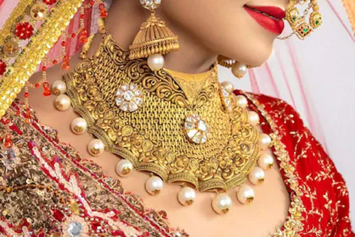বিশেষজ্ঞদের মতে এমসিএক্সে সোনার দাম ৪৯৫৫০-৪৯৭৫০ টাকার মধ্যেই থাকবে ৷ গত সপ্তাহে সোনার দাম ৪৯৭০০ টাকা হয়েগিয়েছিল যা পাঁচ মাসে সর্বোচ্চ ৷ তবে গত বছরের রেকর্ড দাম থেকে বর্তমানে সোনার দাম এখনও ৭০০০ টাকা সস্তা রয়েছে ৷ আন্তর্জাতিক বাজারে সোনার দাম ১৯০০ ডলার প্রতি আউন্স হয়ে গিয়েছে ৷ বিশেষজ্ঞদের মতে এমসিএক্সে সোনার দাম ৪৯৫৫০-৪৯৭৫০ টাকার মধ্যেই থাকবে ৷ গত সপ্তাহে সোনার দাম ৪৯৭০০ টাকা হয়েগিয়েছিল যা পাঁচ মাসে সর্বোচ্চ ৷ তবে গত বছরের রেকর্ড দাম থেকে বর্তমানে সোনার দাম এখনও ৭০০০ টাকা সস্তা রয়েছে ৷ আন্তর্জাতিক বাজারে সোনার দাম ১৯০০ ডলার প্রতি আউন্স হয়ে গিয়েছে ৷