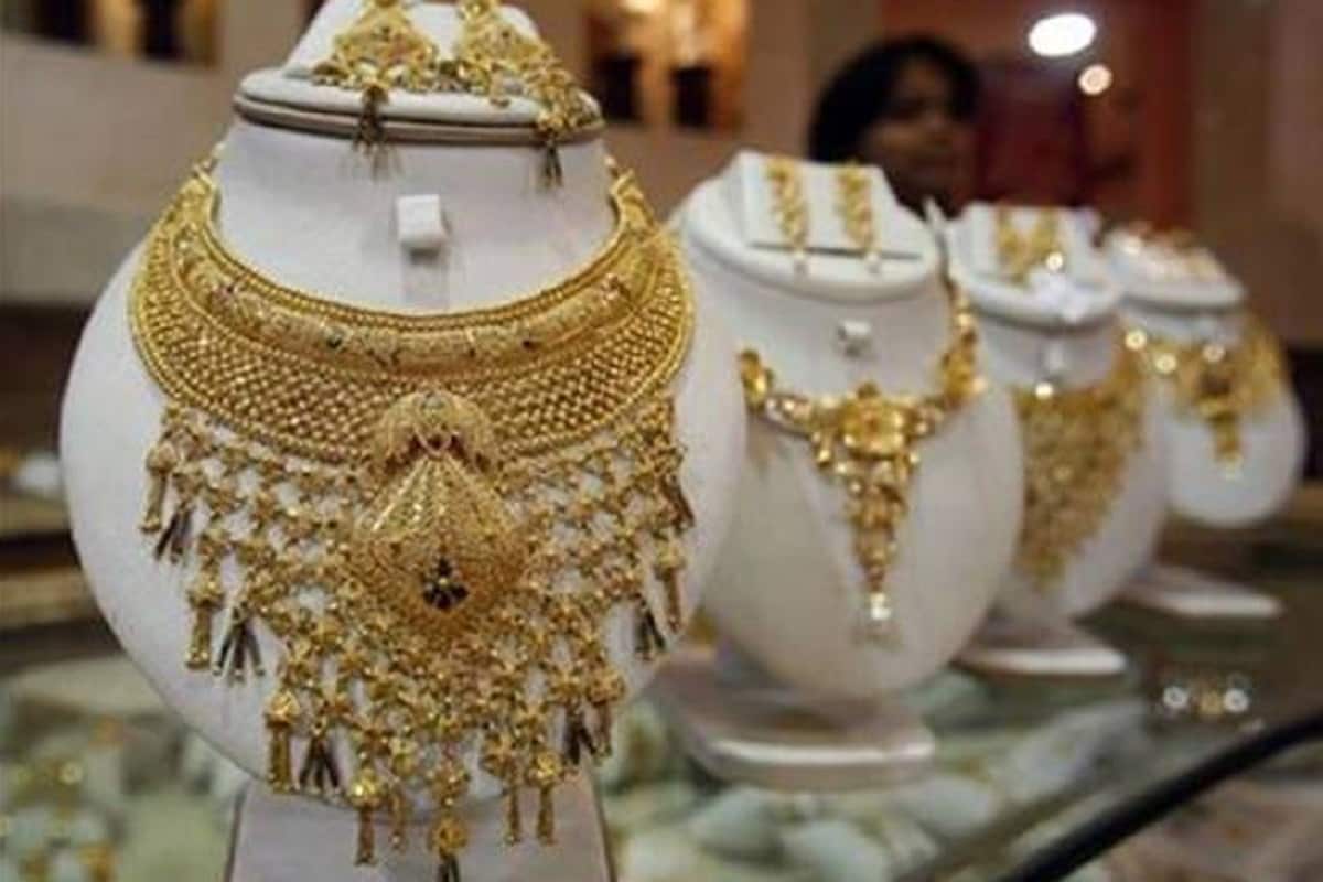 সোমবার সোনার দাম ১৫২ টাকা কমে ৪৮১০৭ টাকা প্রতি ১০ গ্রামে হয়েছে ৷ রুপোর দাম ৫৪০ টাকা কমে ৬৯৯২৫ টাকা প্রতি কিলোগ্রাম হয়েছে ৷ সোমবার সোনার দাম ১৫২ টাকা কমে ৪৮১০৭ টাকা প্রতি ১০ গ্রামে হয়েছে ৷ রুপোর দাম ৫৪০ টাকা কমে ৬৯৯২৫ টাকা প্রতি কিলোগ্রাম হয়েছে ৷