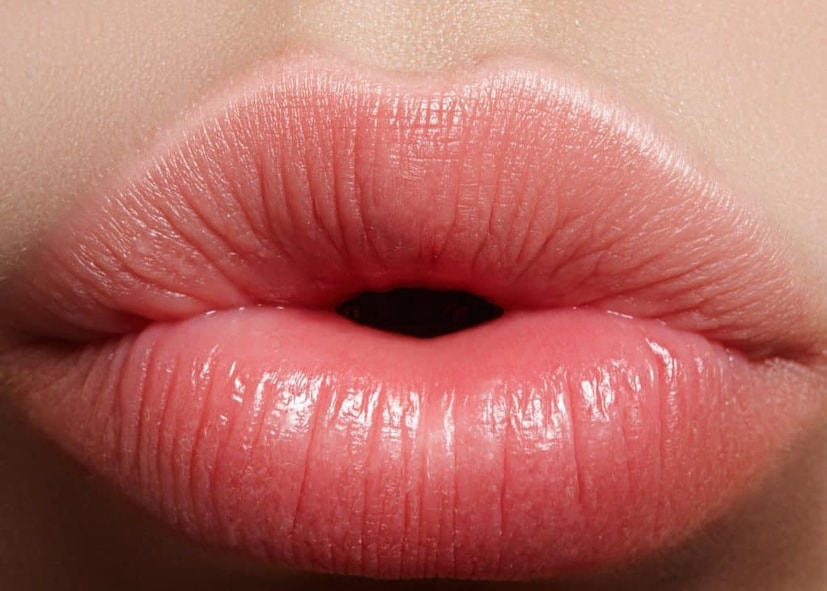 ৩. ন্যাচারাল লিপ প্লাম্পার (Natural Lip Plumper) এই ব্যায়ামটি করার জন্য, একটু আরামদায়কভাবে বসুন এবং আপনার মাথাটি কিছুটা পিছন দিকে নিয়ে আসুন। এর পর আপনার ঠোঁটটিকে শক্ত করে কিছুটা আগের দিকে বর্ধিত করুন। ১০ সেকেন্ডের জন্য এই অবস্থায় অনড় থাকুন এবং ৫ বার এটির পুনরাবৃত্তি করুন। এই ব্যায়মটি করার ফলে আপনি পাতলা ঠোঁট এবং কর্নার মাউথ লাইনের সমস্যা থেকে মুক্তি পাবেন।
