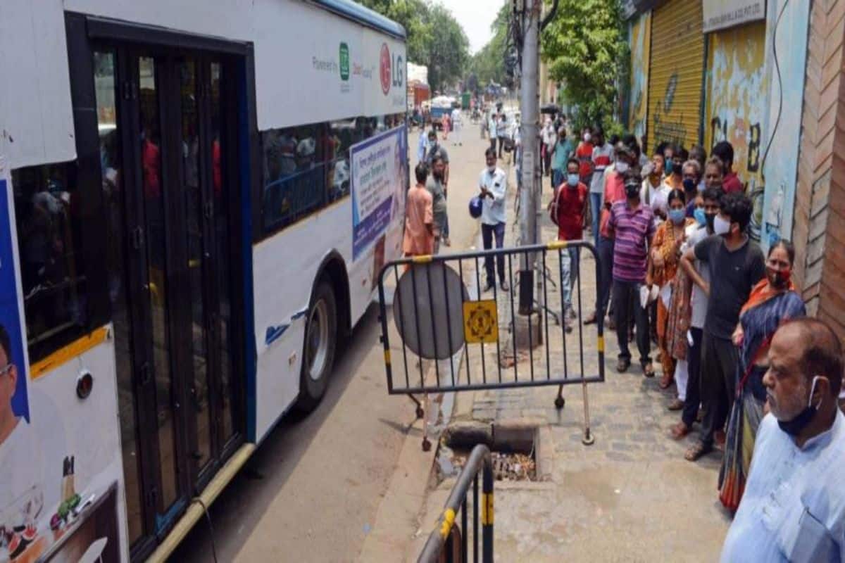 পোস্তা বাজারে বাসেই চলল টিকাকরণ ছবি : ANI 