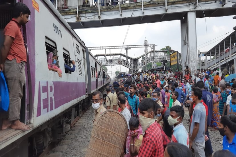 আগামী ১৬ নভেম্বর থেকে সরকারি স্কুল, কলেজ এবং বিশ্ববিদ্যালয় খুলে যাচ্ছে৷ ফলে তার আগে লোকাল ট্রেন চালু হলে অন্যান্য যাত্রীদের সঙ্গে স্কুল, কলেজ এবং বিশ্ববিদ্যালয়ের পড়ুয়ারাও উপকৃত হবেন৷ 