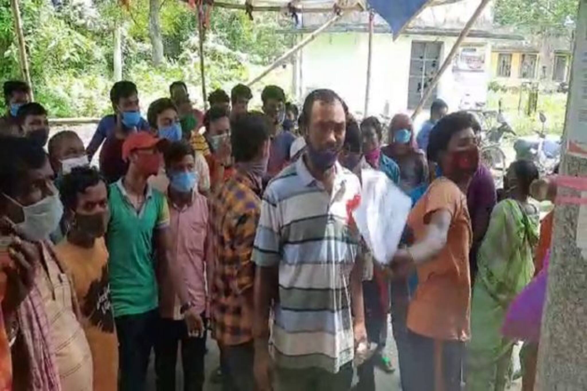 দুপুরে পাবেন ভ্যাকসিন, সকাল থেকে লাইন দিয়ে দাঁড়িয়ে থাকার পর হঠাৎ যা হল...