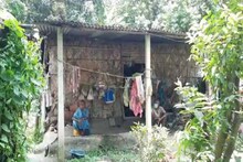 দুঃস্থ আসহায় দুই দম্পতির ঘর তৈরি করে দিলেন কালিয়াগঞ্জের বিধায়ক সৌমেন রায়