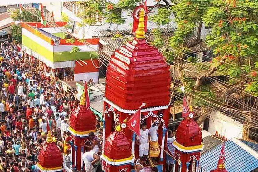 • প্রায় ৫০ ফুট উচ্চতার এই রথ আগে কাঠের ছিল। যদিও দীর্ঘ দিন ধরে সেই রথ পুজিত হতে হতে কাঠের সেই রথে ক্ষয় ধরতে শুরু করে। শ্যামবাজারের বসু পরিবারের সাথে মাহেশের অধিকারী পরিবারের দীর্ঘ দিনের যোগাযোগ। তাঁরা জগন্নাথ মন্দিরের সেবক। তাঁরা ইচ্ছা প্রকাশ করেন নতুন রথ তৈরি করে দেবেন। ১৩৫ বছর আগে সিদ্ধান্ত নেওয়া হয় কাঠের রথ বদলে ফেলা হবে। তখনই সিদ্ধান্ত নেওয়া হয় কাঠের বদলে রথ হবে লোহার। সেই রথ এখনও যা পুজিত হয়ে আসছে৷