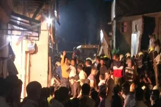 ভারী বৃষ্টিতে মুম্বইয়ের মালাডে বহুতল ভেঙে মৃত ৯।