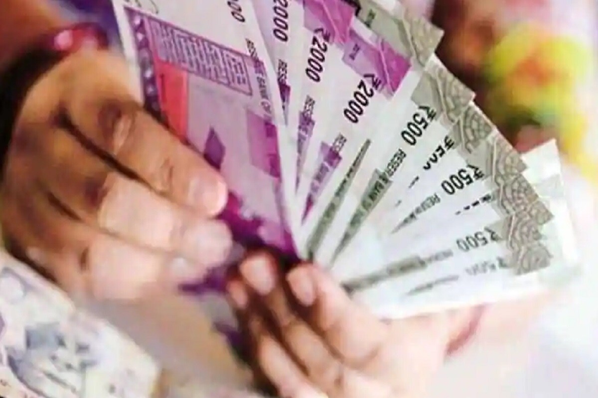 এটা ভারত সরকারের ওয়ান টাইম ইনভেস্টমেন্ট স্কিম যেখানে নির্দিষ্ট সময়ের পর আপনার টাকা দ্বিগুণ হয়ে যাবে ৷ দেশের সমস্ত ডাকঘর ও ব্যাঙ্কে এই স্কিম রয়েছে ৷ এর ম্যাচিউরিটি পিরিয়ড ১২৪ মাসের হয় ৷ এখানে ন্যূনতম ১০০০ টাকা ইনভেস্ট করতে হয় ৷ সর্বোচ্চ আপনি যত ইচ্ছে টাকা ইনভেস্ট করতে পারবেন ৷ এর কোনও লিমিট নেই ৷ এই স্কিমটি প্রথমে কৃষকদের কথা মাথায় রেখে তৈরি করা হয়েছিল যাতে তাঁরা দীর্ঘ সময় পর্যন্ত টাকা সেভিংস করতে পারেন ৷ এটা ভারত সরকারের ওয়ান টাইম ইনভেস্টমেন্ট স্কিম যেখানে নির্দিষ্ট সময়ের পর আপনার টাকা দ্বিগুণ হয়ে যাবে ৷ দেশের সমস্ত ডাকঘর ও ব্যাঙ্কে এই স্কিম রয়েছে ৷ এর ম্যাচিউরিটি পিরিয়ড ১২৪ মাসের হয় ৷ এখানে ন্যূনতম ১০০০ টাকা ইনভেস্ট করতে হয় ৷ সর্বোচ্চ আপনি যত ইচ্ছে টাকা ইনভেস্ট করতে পারবেন ৷ এর কোনও লিমিট নেই ৷ এই স্কিমটি প্রথমে কৃষকদের কথা মাথায় রেখে তৈরি করা হয়েছিল যাতে তাঁরা দীর্ঘ সময় পর্যন্ত টাকা সেভিংস করতে পারেন ৷