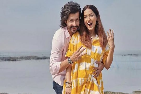 নীতি মোহন ও নীহার পান্ড্য।
