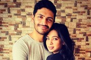 বাগদানের ৬ বছর পূর্তিতে স্ত্রীকে গভীর চুম্বন অর্জুনের