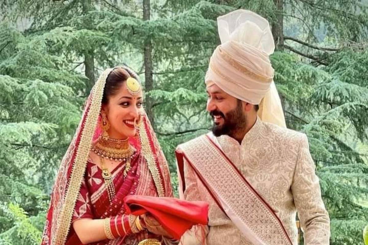 পরিচালক আদিত্য ধরের সঙ্গে গাঁটছড়া বেঁধে চমকে দিয়েছেন ইয়ামি গৌতম ৷ এই খবরের জন্য প্রস্তুত ছিল না বিনোদনদুনিয়া, তৈরি ছিলেন না নায়িকার অনুরাগীরাও ৷ পরিচালক আদিত্য ধরের সঙ্গে গাঁটছড়া বেঁধে চমকে দিয়েছেন ইয়ামি গৌতম ৷ এই খবরের জন্য প্রস্তুত ছিল না বিনোদনদুনিয়া, তৈরি ছিলেন না নায়িকার অনুরাগীরাও ৷